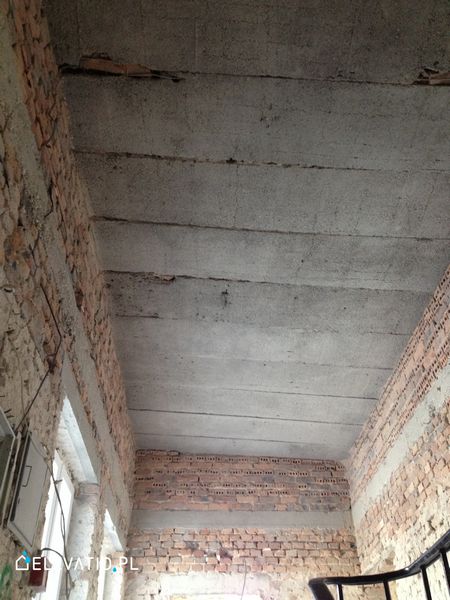 Po wypiaskowaniu betonowego stropu i cegły poniżej.